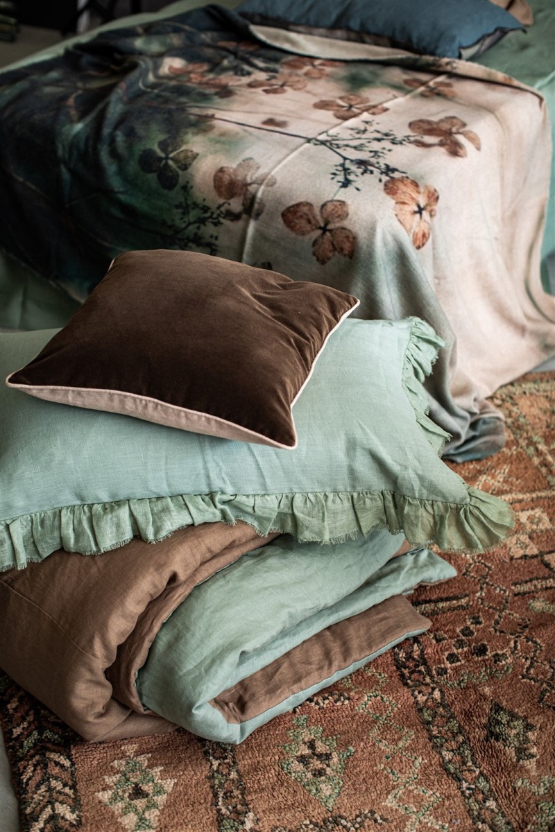 Pure Reversible Bedspread in Linen