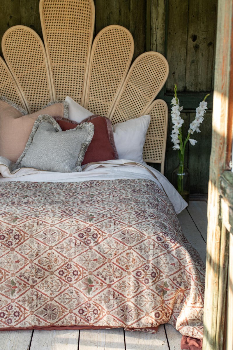 Pure Reversible Bedspread in Linen