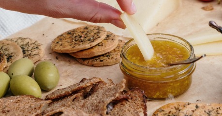 Que proposer pour un apéritif à la maison : finger food, portions individuelles et planches à découper.