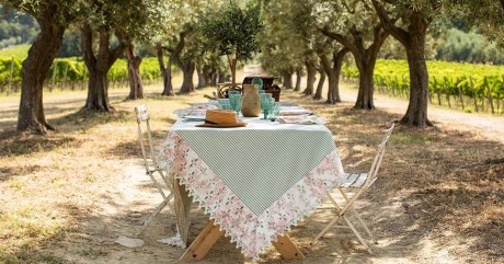 A la découverte des nappes de jardin : l'accessoire parfait pour être dehors avec style