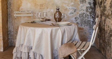 How to Choose the Right Tablecloth for a Round Table