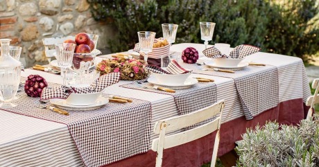 How to match tablecloth, napkins, runners and placemats: 4 styles for all occasions.