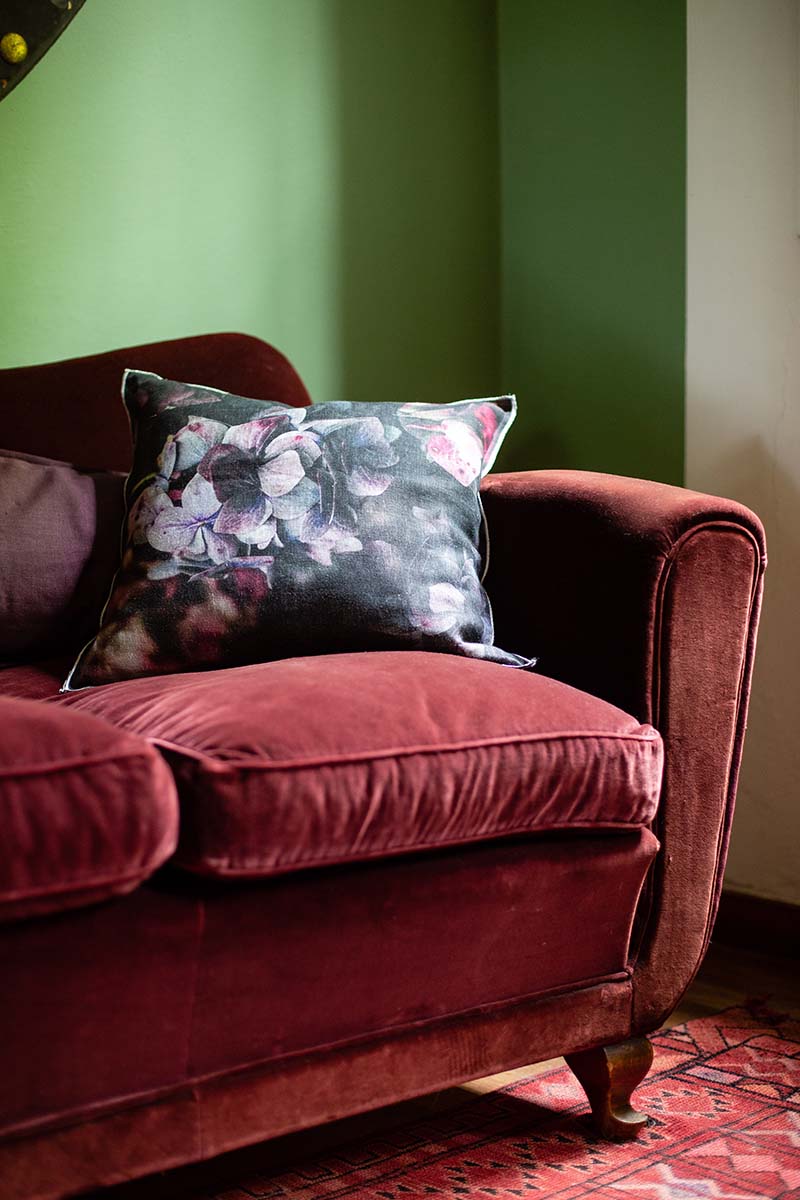 Come decorare il divano con i cuscini: I consigli per dare un